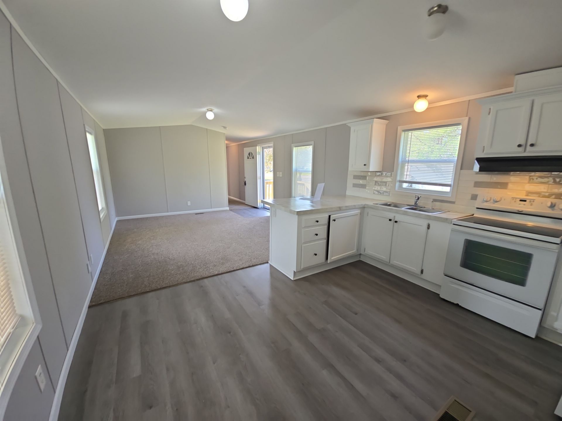 3232 S Clifton Avenue, #405 Wichita, KS - single wide - in Wichita, KS - photo 4 of 10