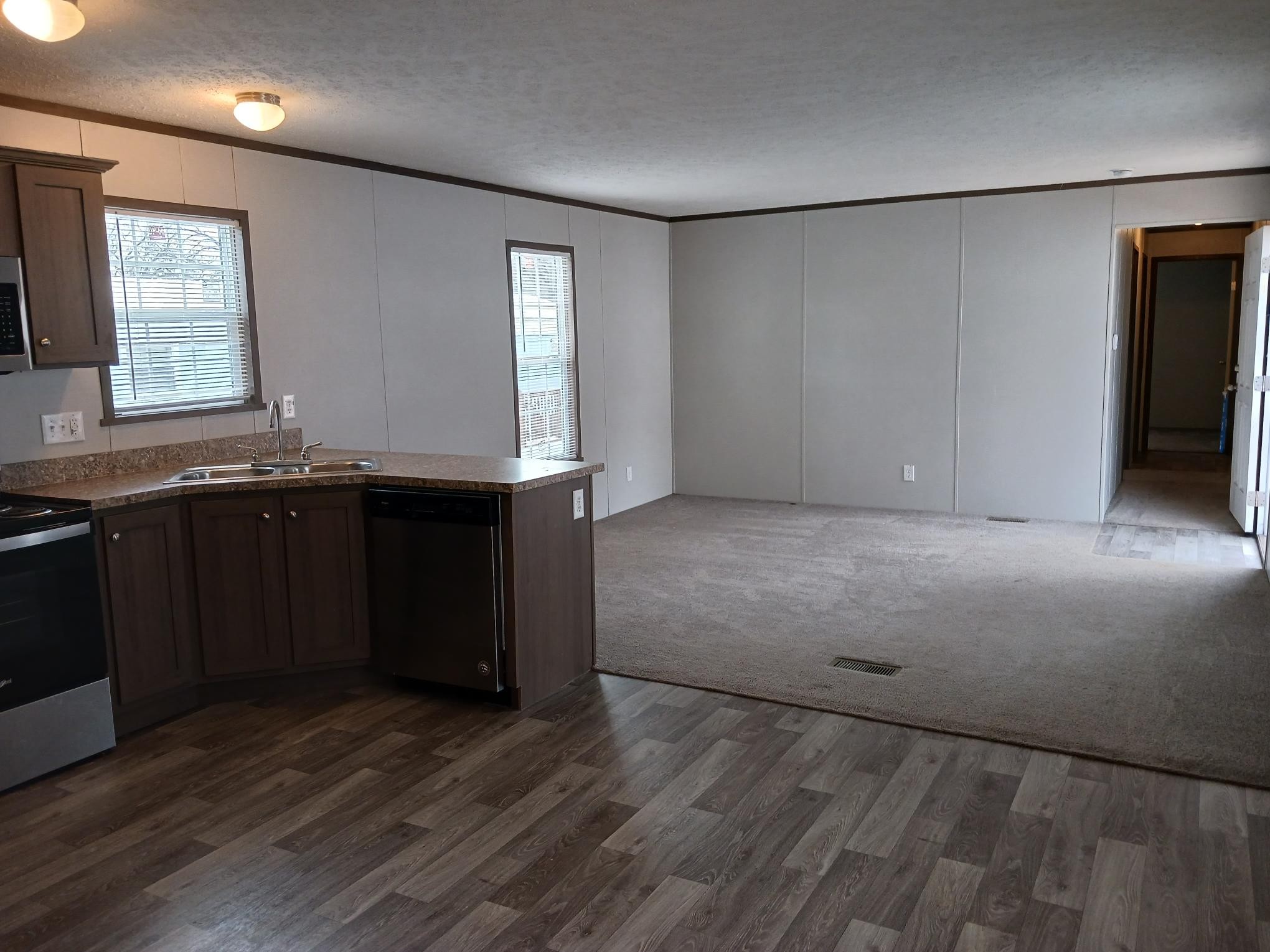 AFFORDABLE LIVING  WITH AMENITIES! - double wide - in Fenton, MO - photo 2 of 8