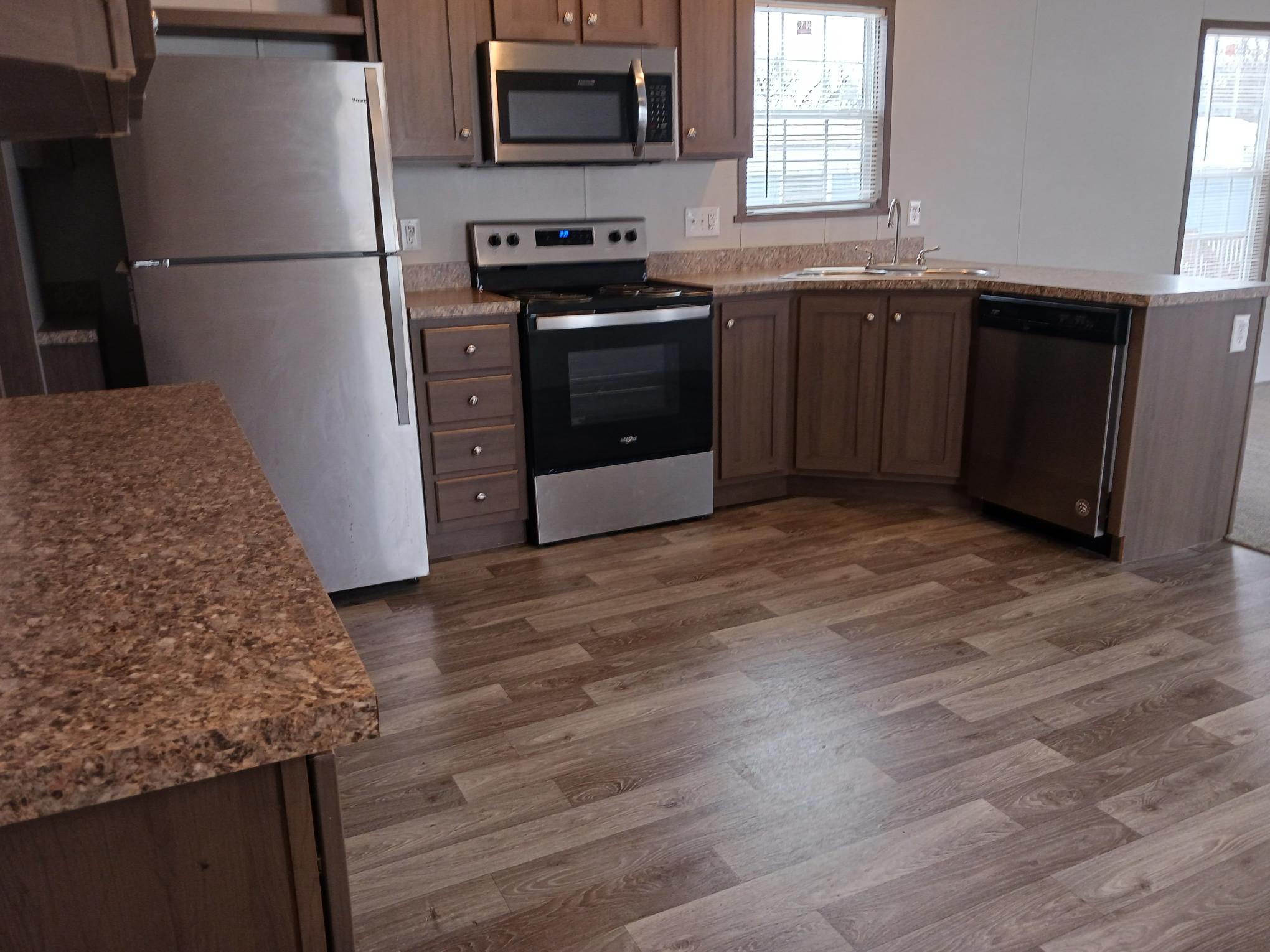 AFFORDABLE LIVING  WITH AMENITIES! - double wide - in Fenton, MO - photo 5 of 8
