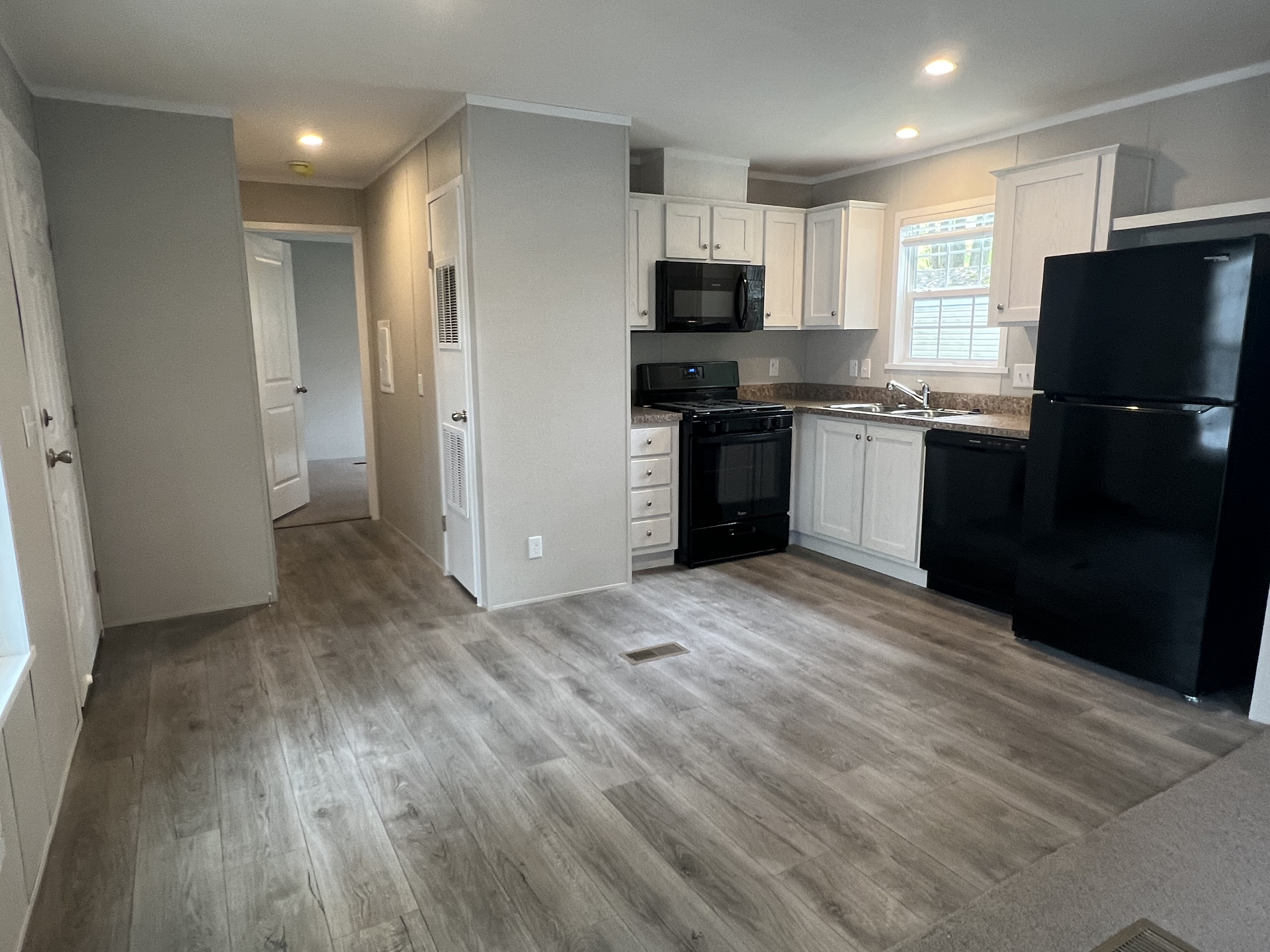 Move-In Ready 2 Bed 2 Bath Home - single wide - in Kawkawlin, MI - photo 1 of 11