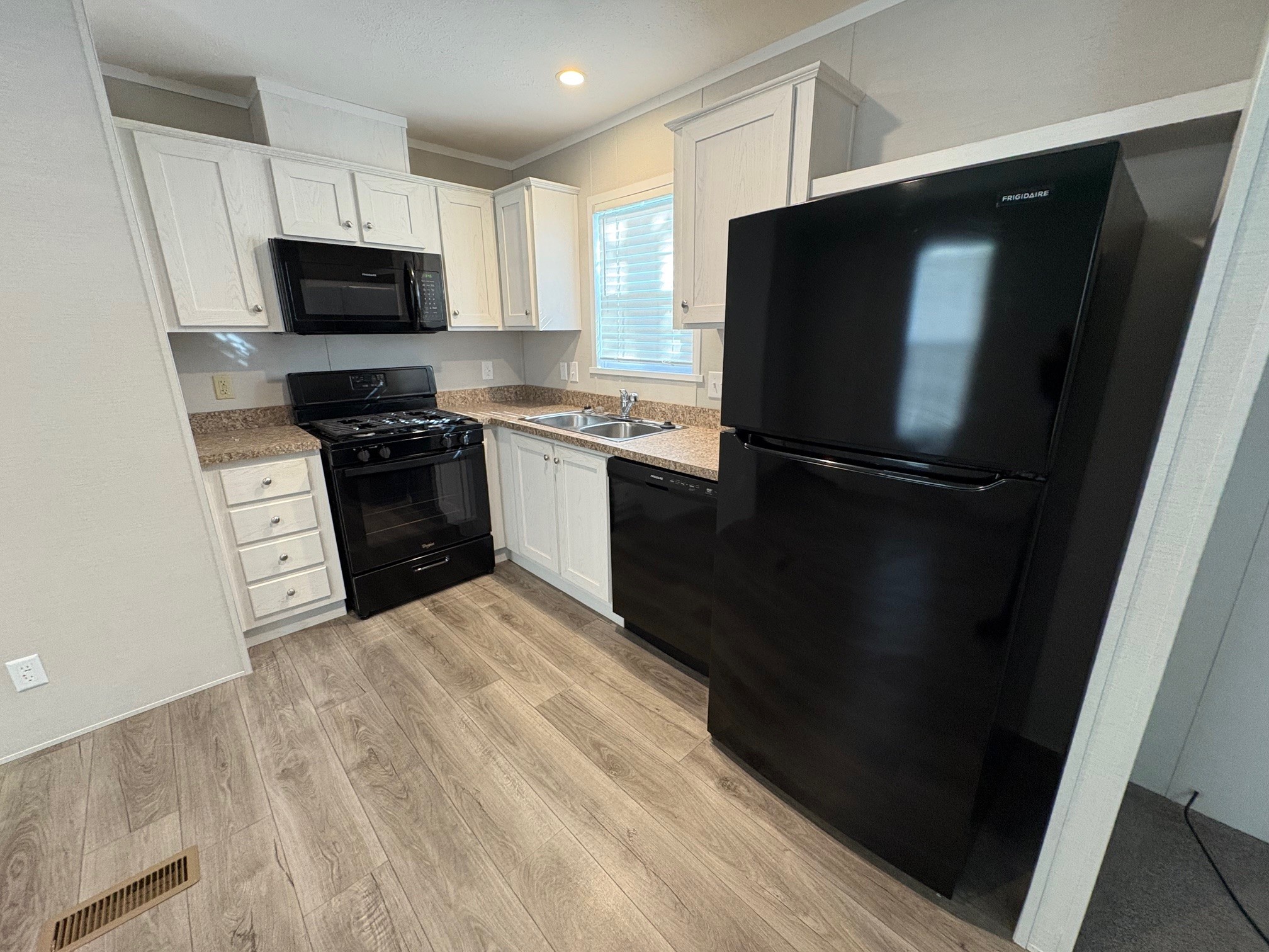 Move-In Ready 2 Bed 2 Bath Home - single wide - in Kawkawlin, MI - photo 7 of 11