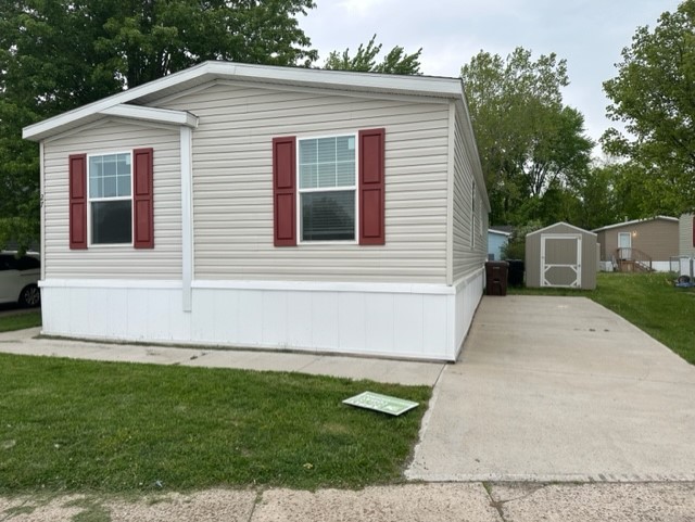 4 Bed Home Available in Lansing MI - double wide - in Lansing, MI - photo 1 of 15
