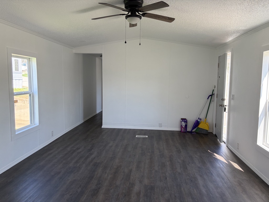 AFFORDABLE LIVING WITH AMENITIES! - single wide - in House Springs, MO - photo 4 of 15