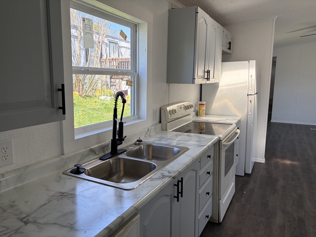 AFFORDABLE LIVING WITH AMENITIES! - single wide - in House Springs, MO - photo 5 of 15