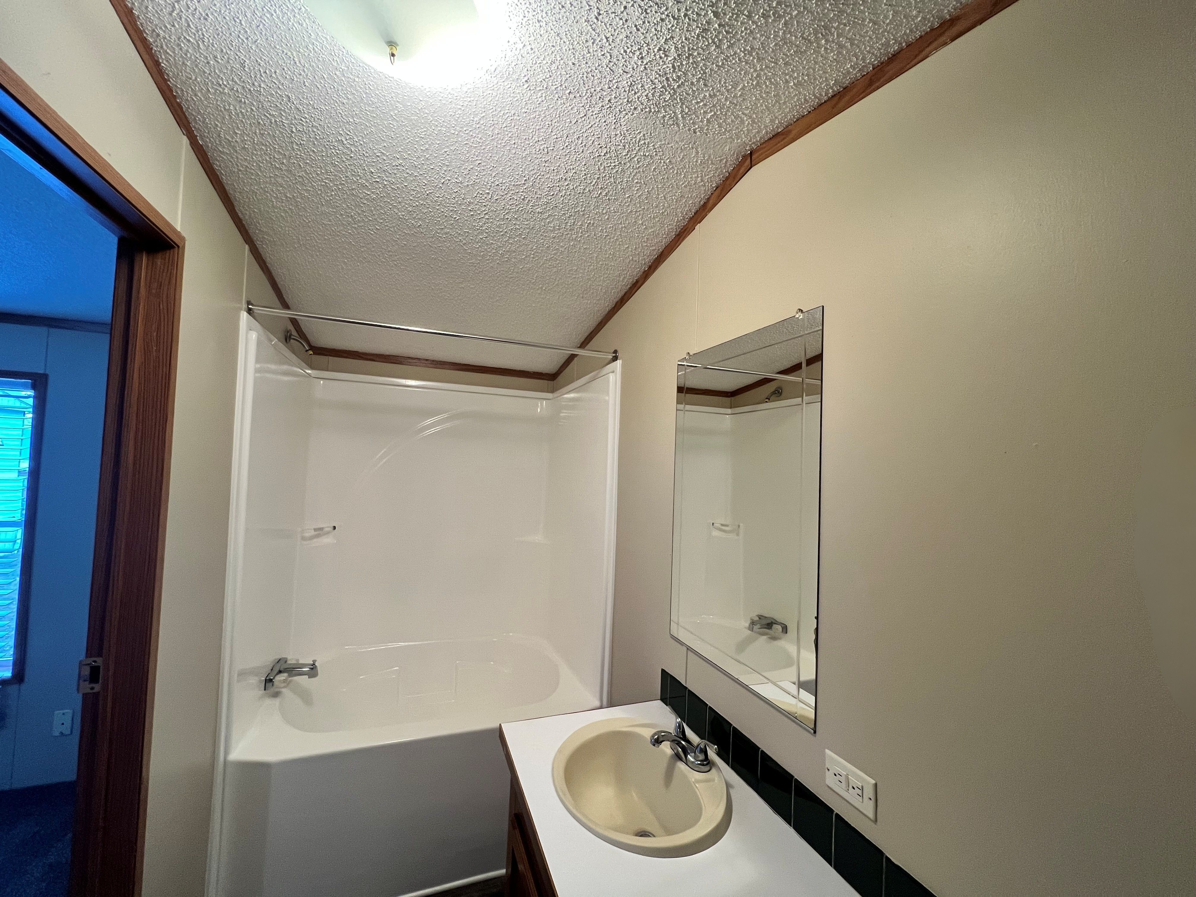 Start Your Summer In This Beautiful Home! - single wide - in Lansing, MI - photo 4 of 8