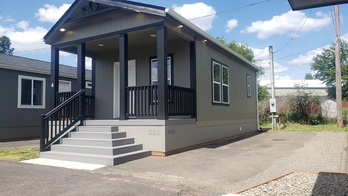 Golden Rule Sp. #6 - PRICE REDUCED & RENT INCENTIVE! - park model - in Clackamas, OR - photo 2 of 2