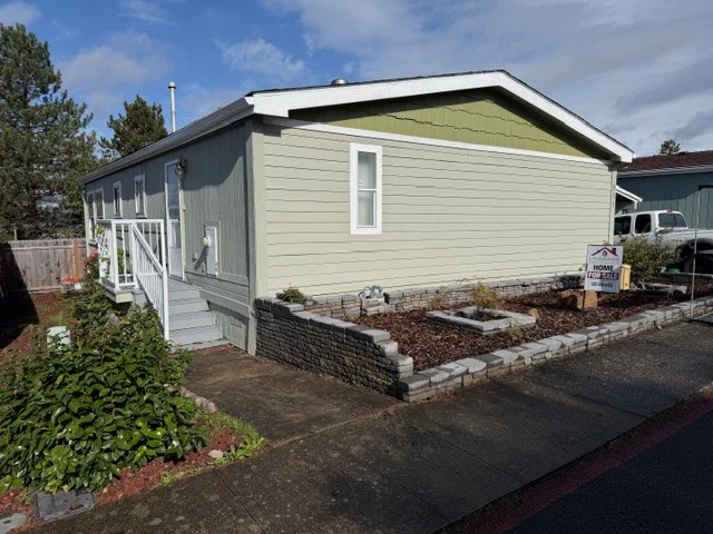 Columbia Heights Sp. #28 - HUGE PRICE REDUCTION! - double wide - in Troutdale, OR - photo 2 of 2