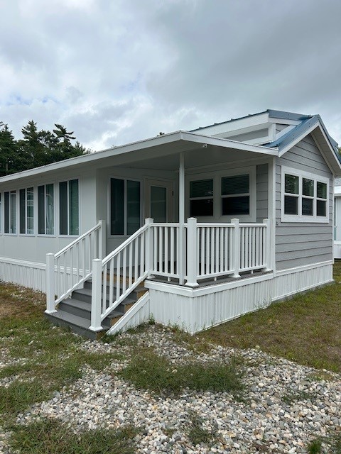 1BR, 1Bath 2024 Great Outdoor Cottages Park Model in Meadowledge Resort - park model - in Wells, ME