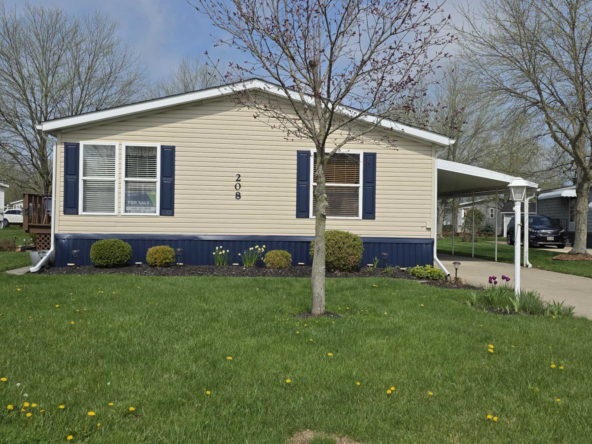3 Bedroom - 2.5 Bath - The perfect way to start a new adventure at Twin Lakes 55+ Community - double wide - in Elyria, OH