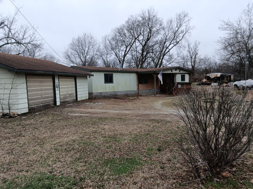 301 Neosho St - triple wide - in Humboldt, KS