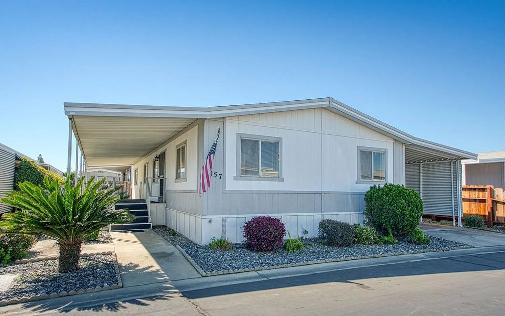 1551 6th Avenue Dr Spc 157 - double wide - in Kingsburg, CA