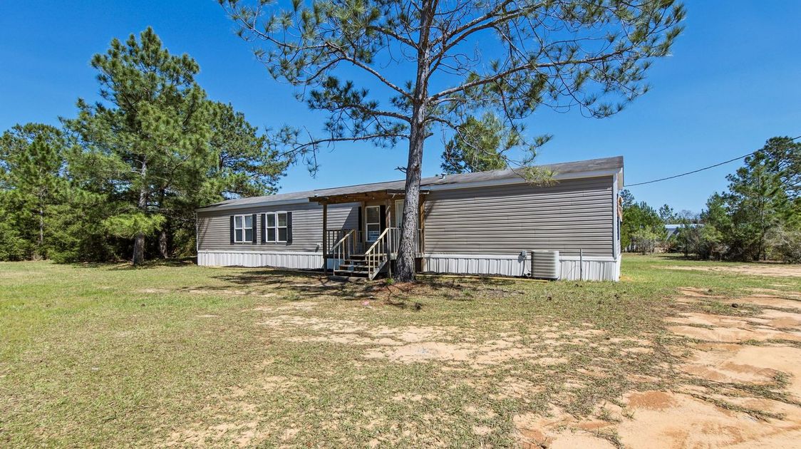 1884 Bayview Ln - double wide - in Cottondale, FL