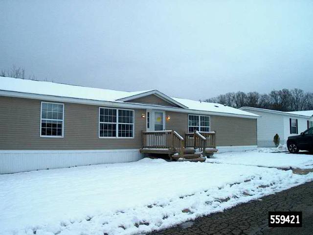 1998 Fall Creek Double Wide - double wide - in Fenton, MI - photo 4 of 15