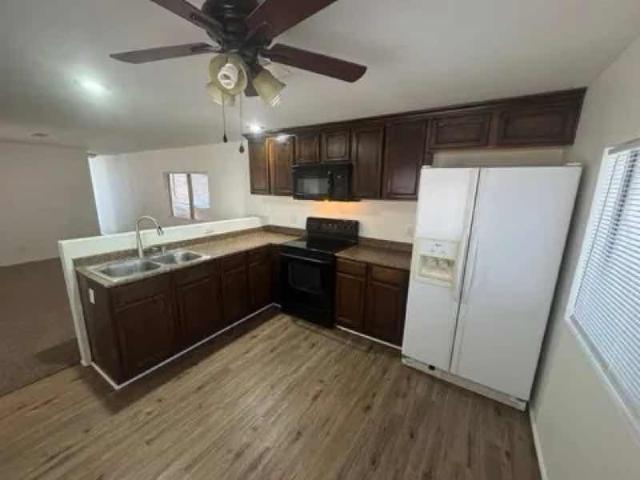 1980 Bainbridge Single Wide - single wide - in Glendale, AZ - photo 4 of 13