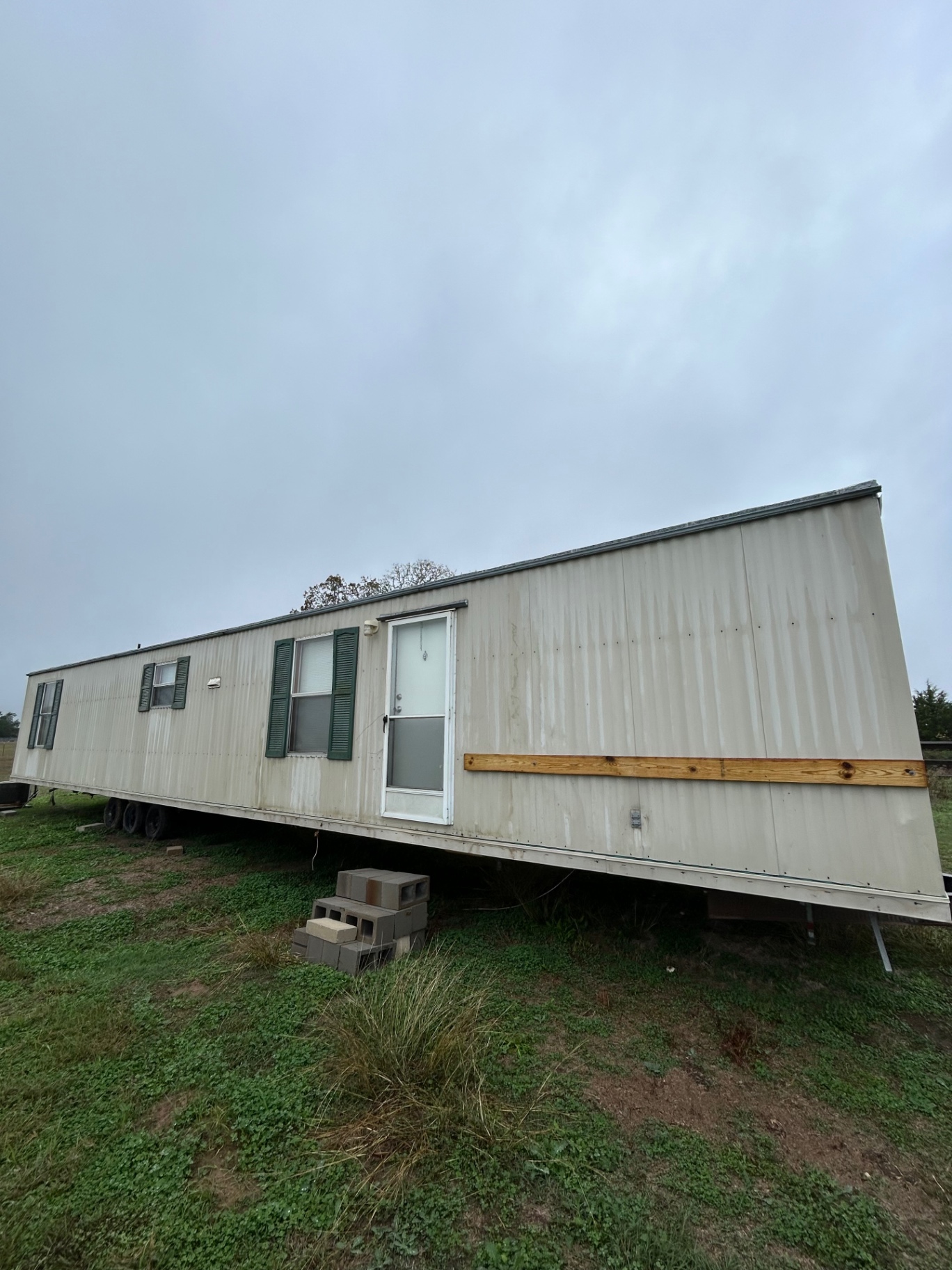 2001 Fleetwood / 2 Bed 1 Bath / 14x52 - single wide - in Hallettsville, TX - photo 2 of 10