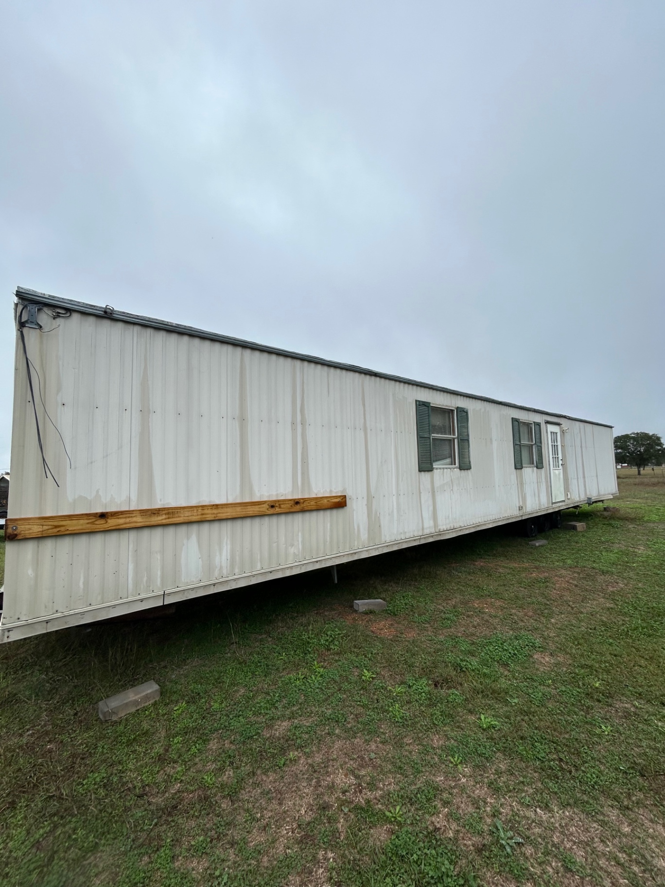 2001 Fleetwood / 2 Bed 1 Bath / 14x52 - single wide - in Hallettsville, TX - photo 3 of 10