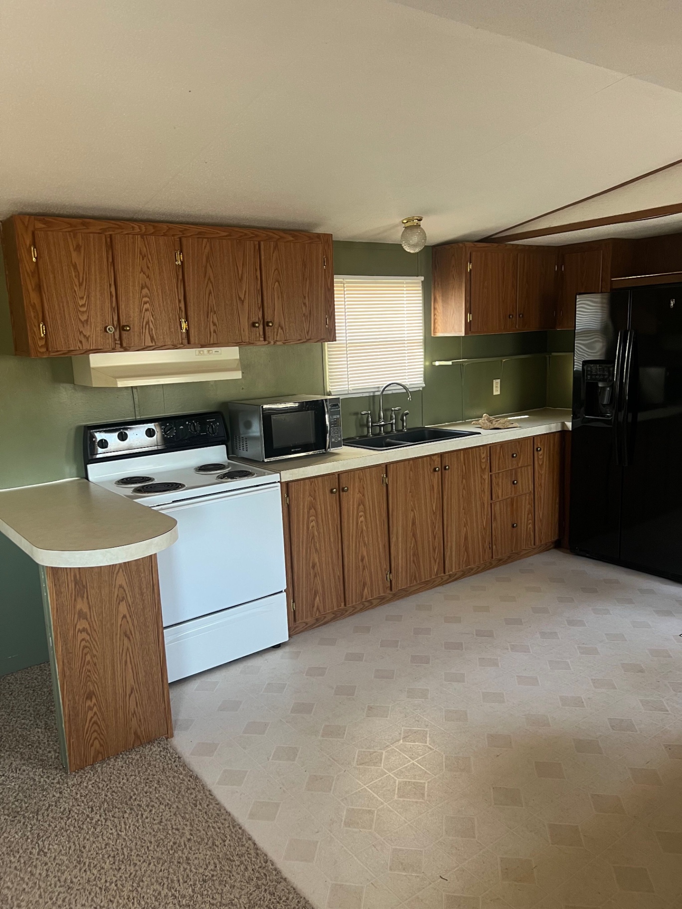 2001 Fleetwood / 2 Bed 1 Bath / 14x52 - single wide - in Hallettsville, TX - photo 4 of 10