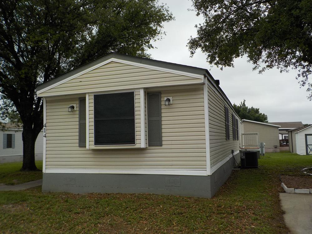 3 Bed 2 Bath 1999 Fleetwood - double wide - in San Antonio, TX - photo 3 of 12