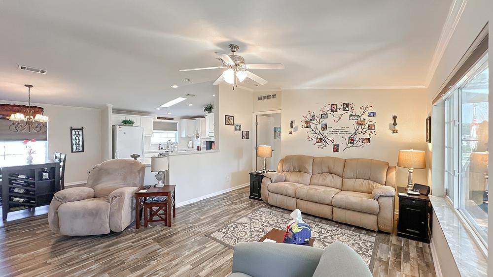 2 Bed 2 Bath 2007 Skyline - double wide - in Lady Lake, FL - photo 4 of 12