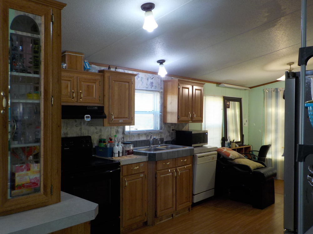 4 Bed 2 Bath 2002 Crest Ridge - double wide - in San Antonio, TX - photo 3 of 12