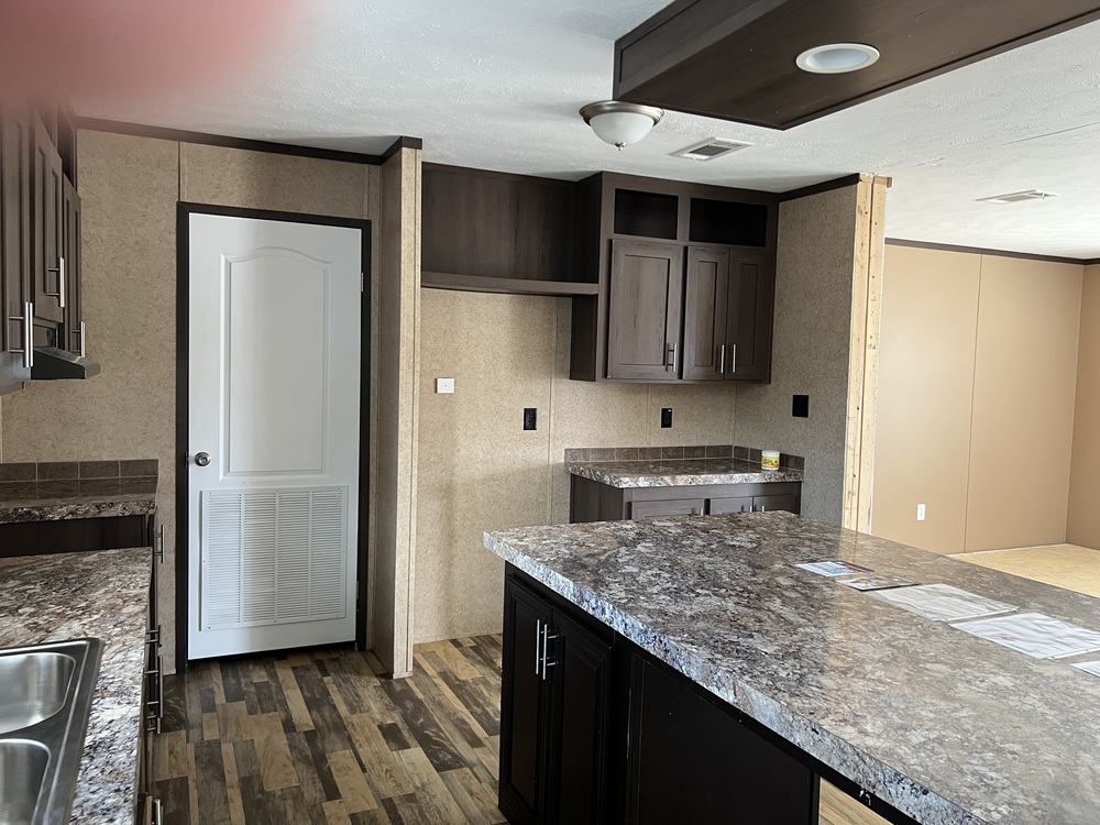 Excellent Condition 2016 Southern Energy 28x68 4/2 - double wide - in Von Ormy, TX - photo 9 of 12