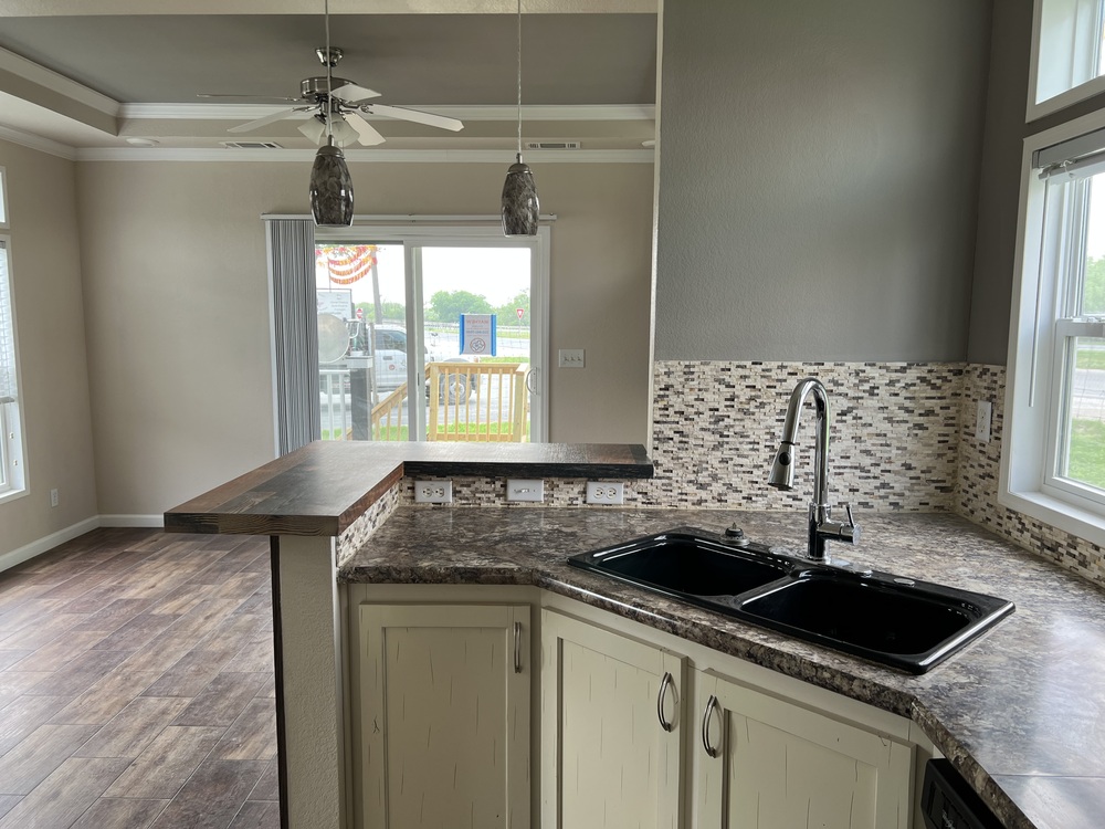 Excellent Condition 2016 Palm Harbor 16x48 1 / 1 - single wide - in San Antonio, TX - photo 4 of 12