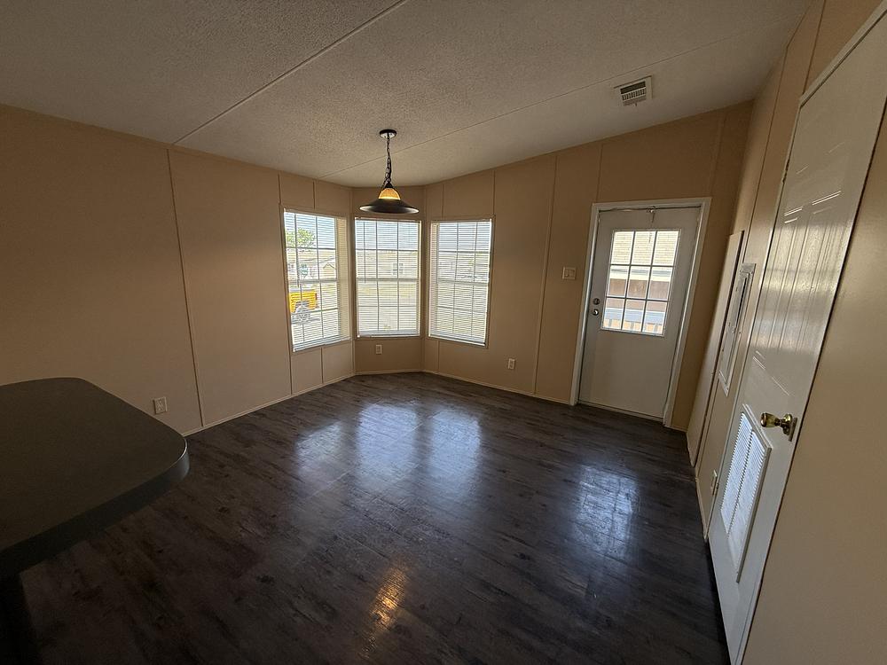 3 Bed 2 Bath 2001 Redman - double wide - in San Antonio, TX - photo 3 of 12