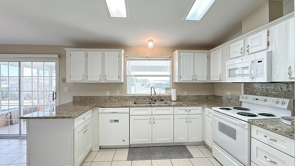2 Bed 2 Bath 1997 Skyline - double wide - in Lady Lake, FL - photo 7 of 12
