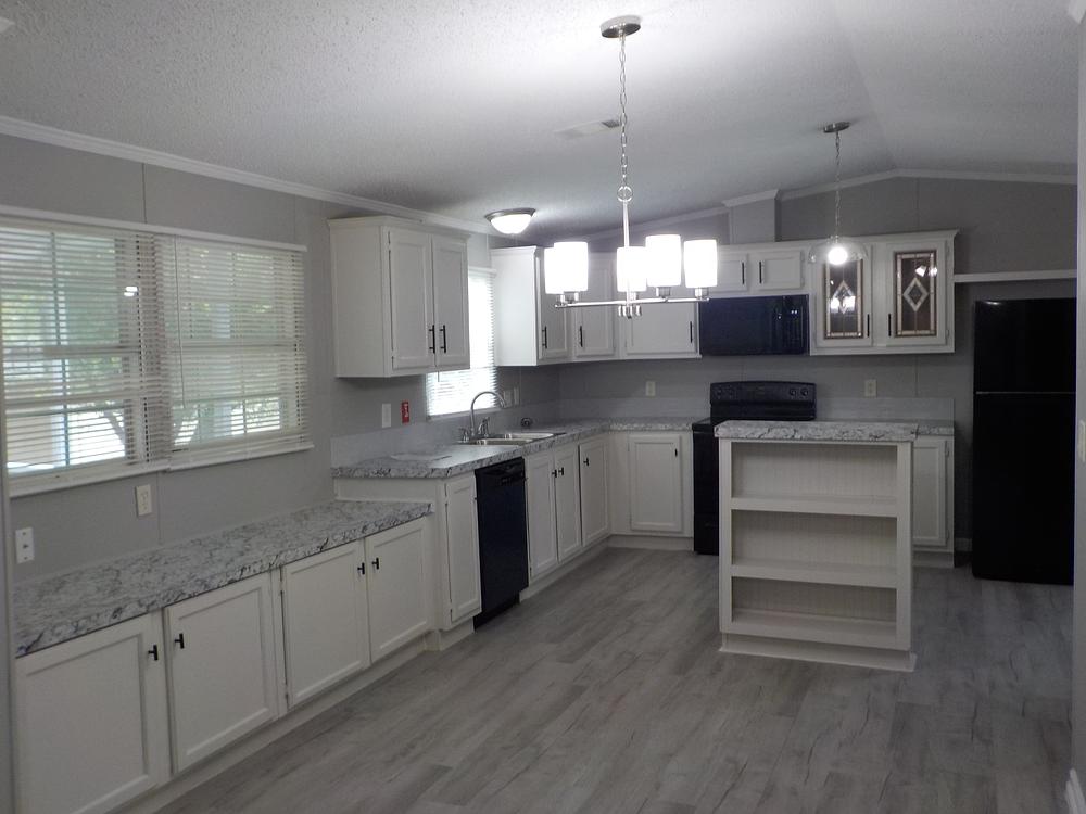 3 Bed 2 Bath 2002 Hbos Mfg Lp - double wide - in San Antonio, TX - photo 2 of 12