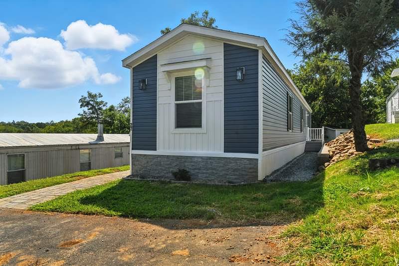 3 Bed 2 Bath 2025 Clayton - single wide - in Asheville, NC - photo 4 of 12