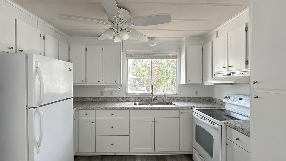 2 Bed 2 Bath 1983 Palm Harbor - single wide - in Lady Lake, FL - photo 3 of 12