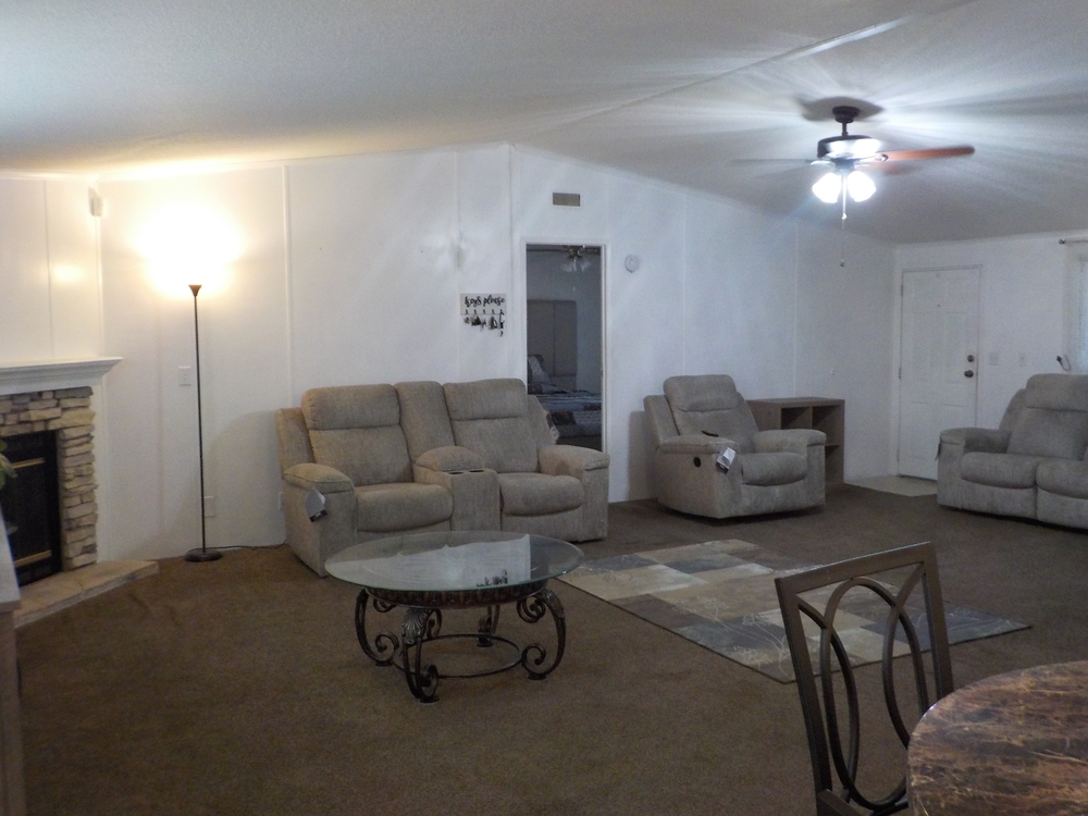 3 Bed 2 Bath 1995 Fleetwood - triple wide - in San Antonio, TX - photo 4 of 12