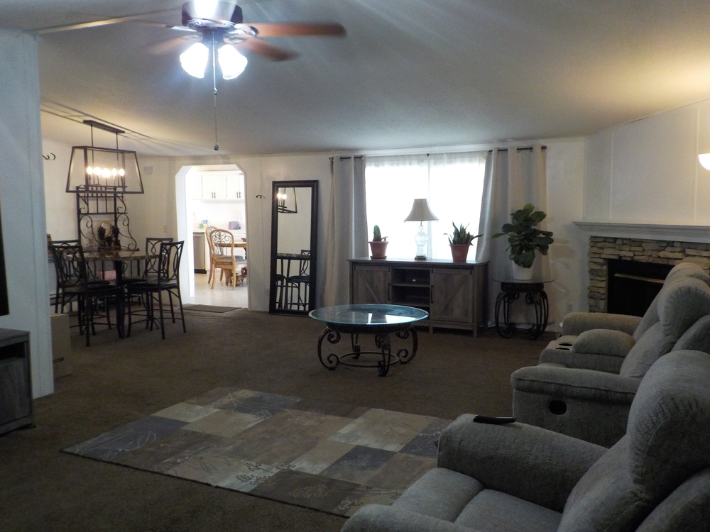 3 Bed 2 Bath 1995 Fleetwood - triple wide - in San Antonio, TX - photo 2 of 12