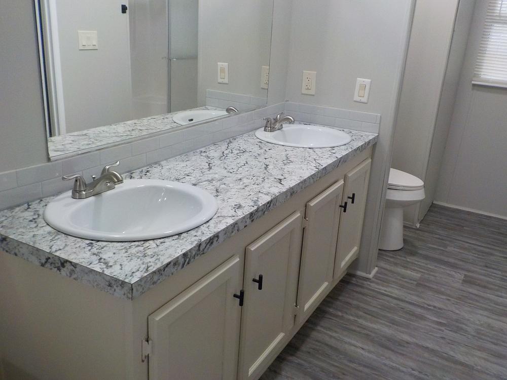 3 Bed 2 Bath 2002 Hbos Mfg Lp - double wide - in San Antonio, TX - photo 7 of 12