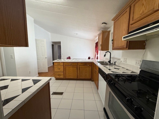 3 Bed 2 Bath 1984 Fleetwood - double wide - in Austin, TX - photo 2 of 12