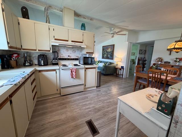 2 Bed 2 Bath 1987 Fleetwood - single wide - in Auburndale, FL - photo 3 of 12