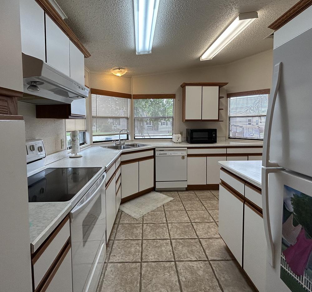 2 Bed 2 Bath 1988 Delo - double wide - in Merritt Island, FL - photo 4 of 12