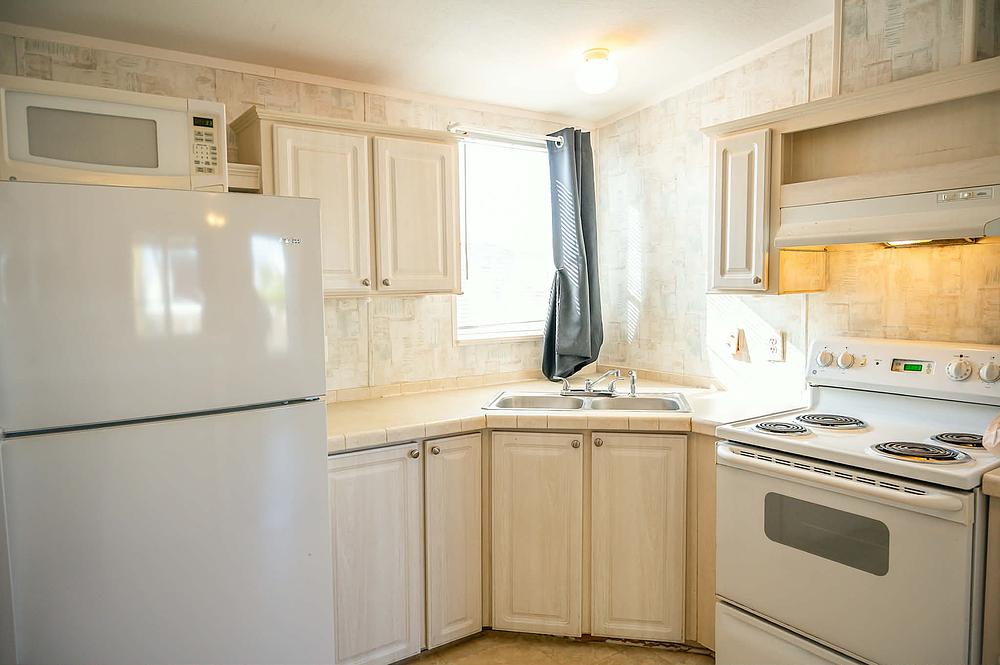 3 Bed 2 Bath 2004 Homes Of Merit - single wide - in Davenport, FL - photo 4 of 12
