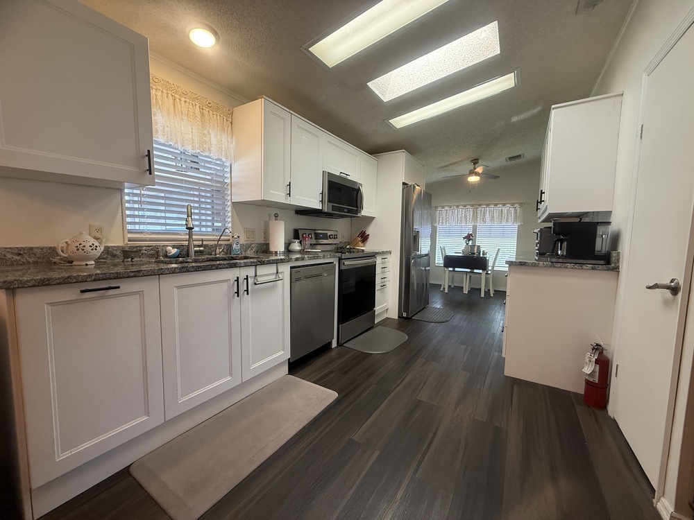 3 Bed 2 Bath 1999 Skyl - double wide - in Auburndale, FL - photo 5 of 12