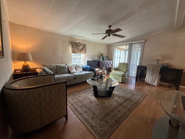 2 Bed 2 Bath 1986 Homes Of Merit - single wide - in Auburndale, FL - photo 8 of 12