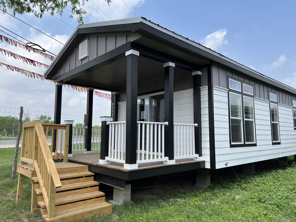 Excellent Condition 2016 Palm Harbor 16x48 1 / 1 — 1 / 12