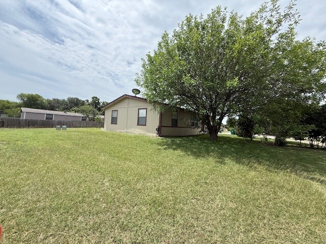 3 Bed 2 Bath 1984 Fleetwood - double wide - in Austin, TX - photo 9 of 12