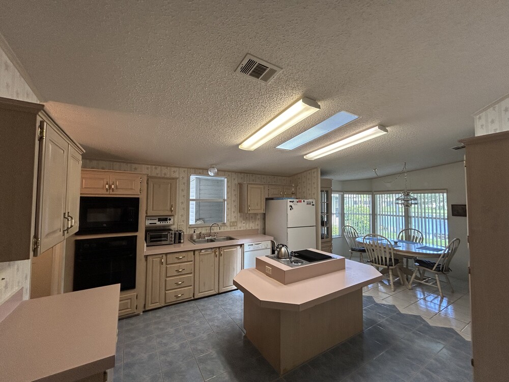 2 Bed 2 Bath 1994 Homr - double wide - in Merritt Island, FL - photo 3 of 12