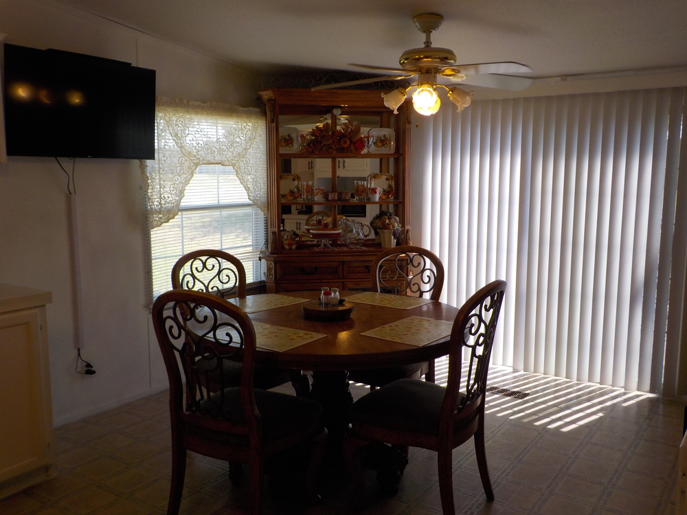 3 Bed 2 Bath 1995 Fleetwood - triple wide - in San Antonio, TX - photo 6 of 12