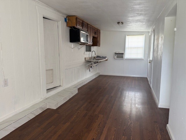 3 Bed 2 Bath 1984 Fleetwood - double wide - in Austin, TX - photo 7 of 12