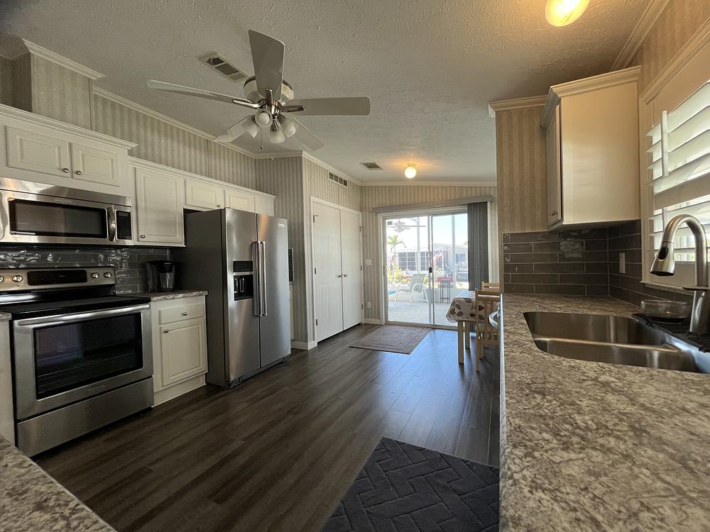 2 Bed 2 Bath 2005 Mobile Home - single wide - in North Fort Myers, FL - photo 4 of 12