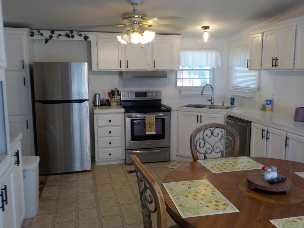 3 Bed 2 Bath 1995 Fleetwood - triple wide - in San Antonio, TX - photo 5 of 12