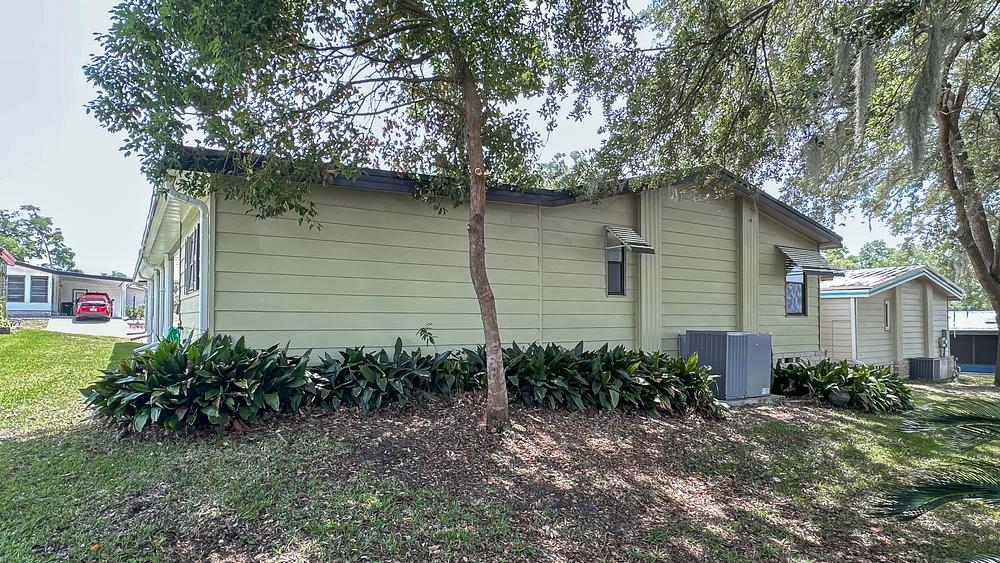 2 Bed 2 Bath 1987 Home - double wide - in Lady Lake, FL - photo 2 of 12