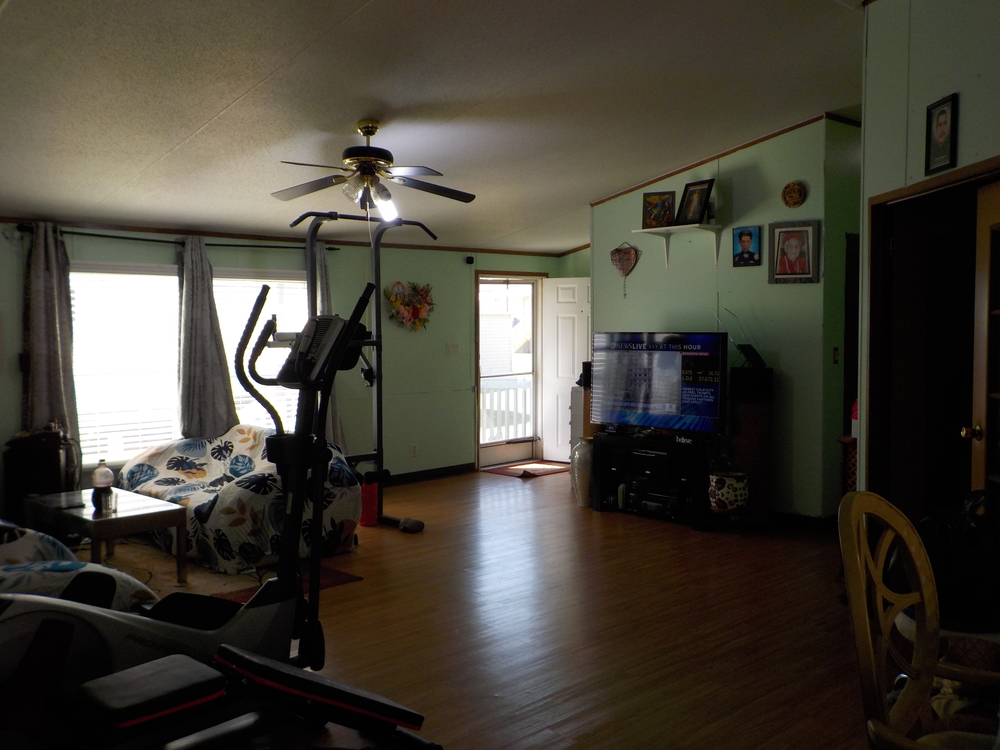4 Bed 2 Bath 2002 Crest Ridge - double wide - in San Antonio, TX - photo 5 of 12