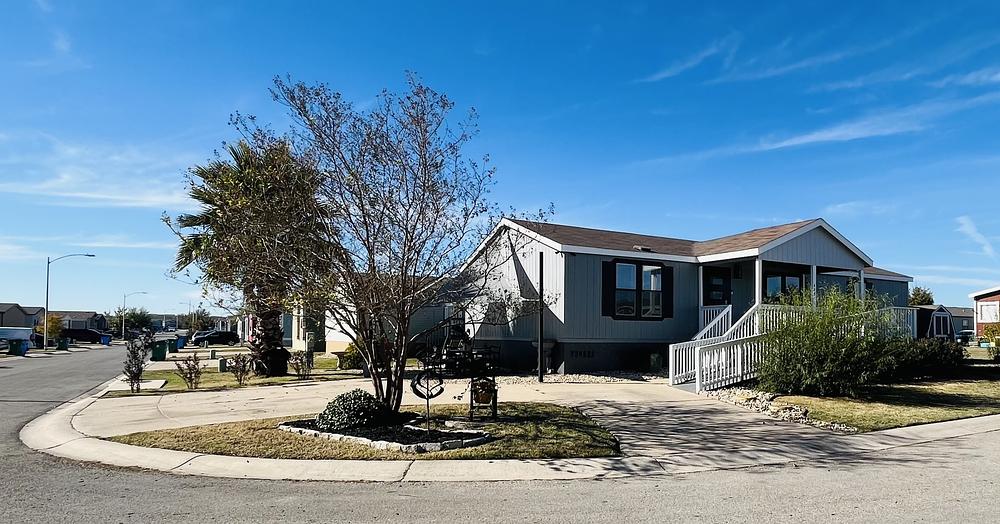 3 Bed 2 Bath 2014 Cavco - double wide - in Austin, TX - photo 2 of 12